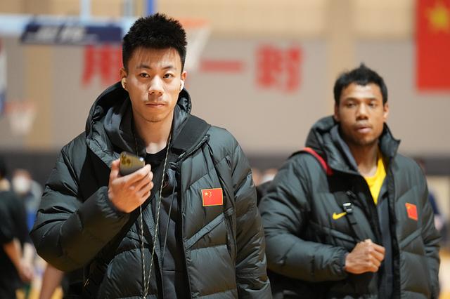 问鼎娱乐app_上海男篮备战周末比赛，期待新突破